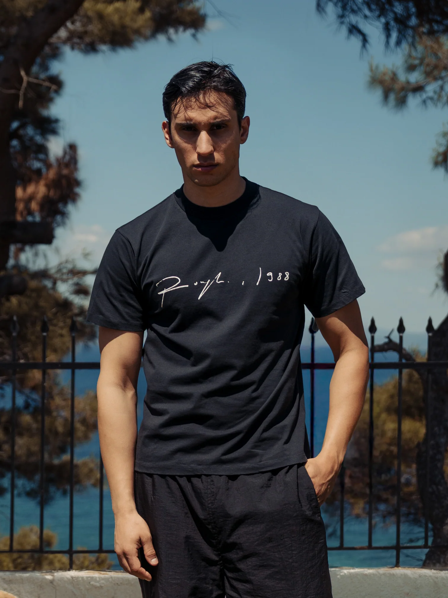 SIGNATURE FITTED T-SHIRT BLACK - Image 2